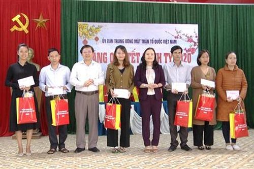 Ủy ban Trung ương MTTQ Việt Nam tặng quà tết tại huyện Đakrông và Cam Lộ