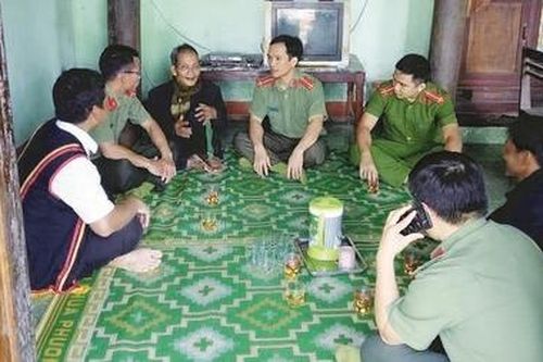 Những người lính '4 cùng' với đồng bào vùng cao