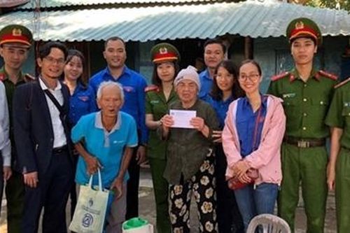 Công an Quảng Bình và Thừa Thiên-Huế tặng quà Tết cho người nghèo