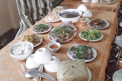 Ấm lòng bữa cơm tất niên trong Trại tạm giam