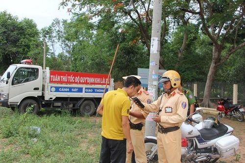 Ra quân xử phạt hơn 580 tài xế ô tô, xe máy sử dụng rượu bia