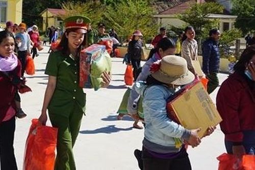 Trao quà Tết cho đồng bào nghèo vùng giáp ranh