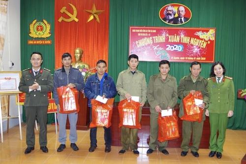 Thanh niên Công an tỉnh Hà Giang tặng quà gia đình chính sách và Công an viên