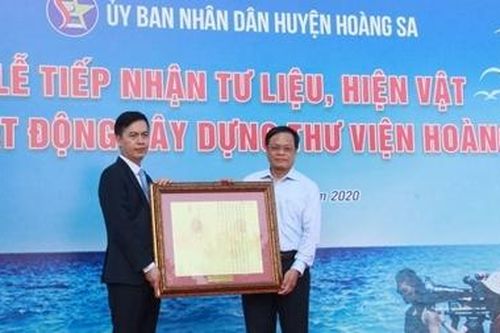 'Tiếp nhận tư liệu, hiện vật và phát động xây dựng Thư viện Hoàng Sa'