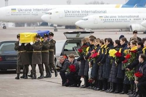 Ukraine đón nạn nhân vụ rơi máy bay trong nước mắt