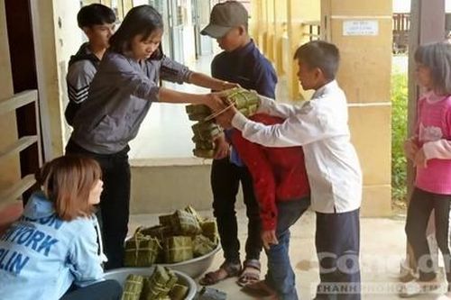 Giáo viên gói bánh chưng tặng học sinh đồng bào dân tộc thiểu số