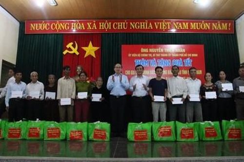 Bí thư Thành ủy TPHCM Nguyễn Thiện Nhân thăm và tặng quà tại Quảng Nam