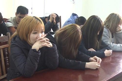 Bắt quả tang nhóm thanh niên 'bay lắc' trong quán karaoke