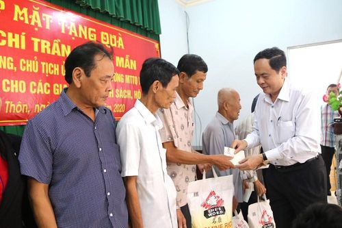 Chủ tịch Trần Thanh Mẫn thăm, tặng quà Tết gia đình chính sách, hộ nghèo tại Sóc Trăng
