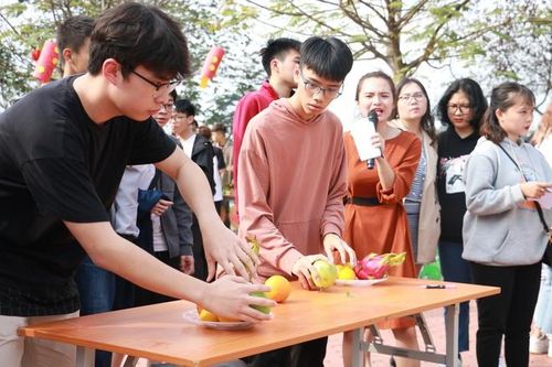 Học sinh Hà Nội thi dọn nhà, gói bánh chưng trước Tết
