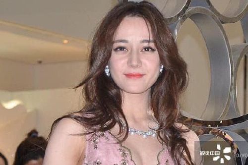 Bạn bè tiết lộ chuyện tình cảm của Địch Lệ Nhiệt Ba