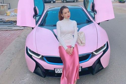 Sam mặc đơn giản khoe dáng bên siêu xe, Chi Pu diện đồ giống Jennie