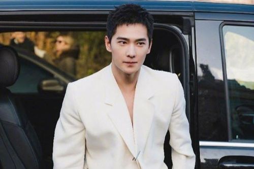 Dương Dương chiếm trọn spotlight tại Paris Fashion Week Men 2020