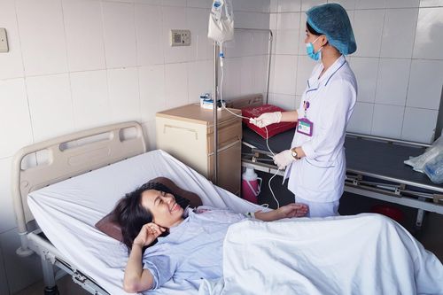 5 kíp mổ hợp sức cứu bệnh nhân bị ôtô chèn qua người