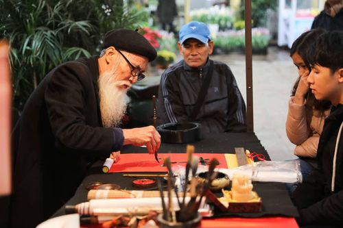 Rực đỏ trên phố 'ông đồ'