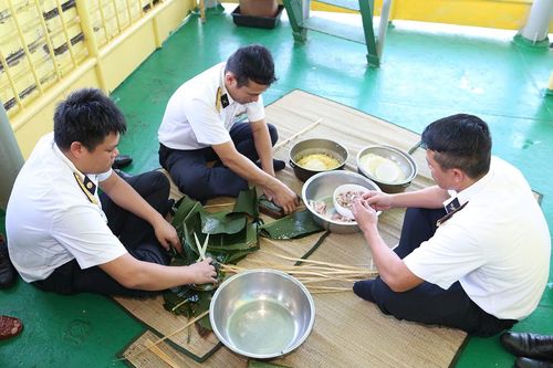 Những người canh thức mùa xuân nơi biển cả