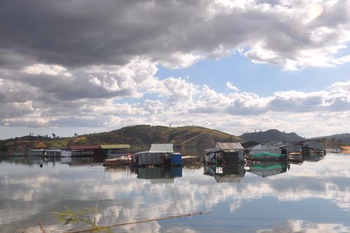 Xuân yên bình ở làng chài Sê San
