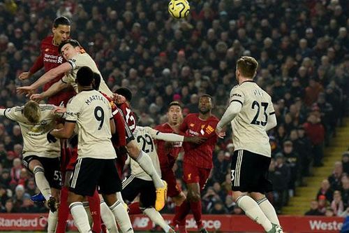 CĐV MU tố bàn mở tỷ số của Van Dijk phạm luật