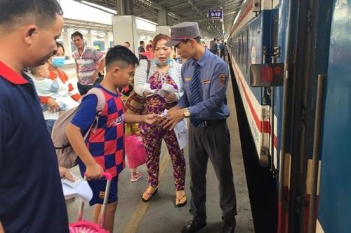 Hành khách ùn ùn từ TP Hồ Chí Minh về quê đón Tết