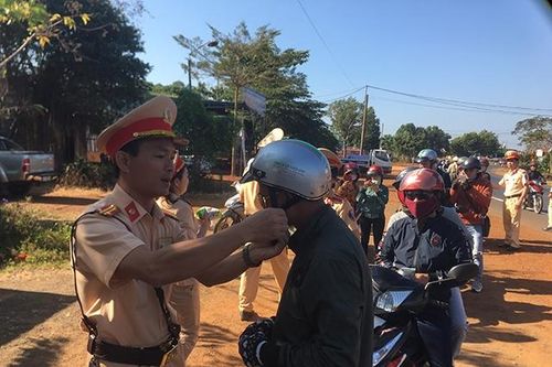 Công an Đắk Nông đồng hành cùng người dân về quê đón Tết