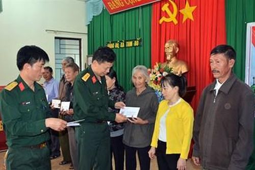 Học viện Lục quân trao quà Tết tặng hộ nghèo, gia đình chính sách