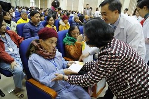 Trưởng ban Dân vận Trung ương thăm hỏi và trao quà động viên bệnh nhân ung thư