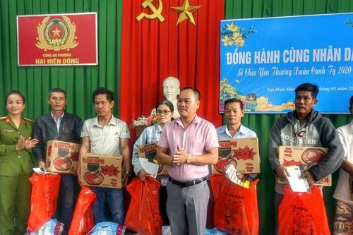 Chia sẻ Tết với hộ khó khăn