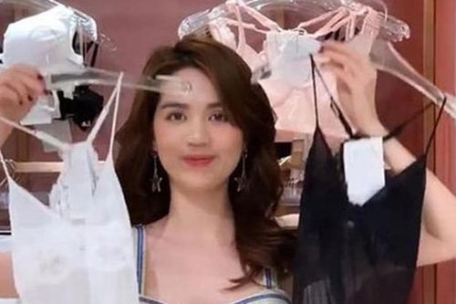 Ai cũng sắm Tết váy áo lộng lẫy, Ngọc Trinh mua đồ lót che không nổi ngực