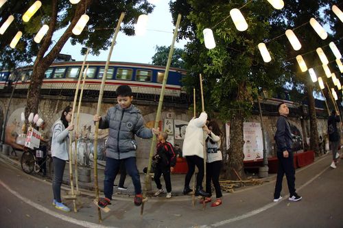 Phố bích họa Phùng Hưng nhộn nhịp những ngày cuối năm