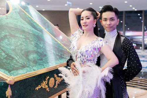 Khánh Thi khoe vòng 1 nóng bỏng, hiếm hoi khiêu vũ cùng Phan Hiển trên sân khấu