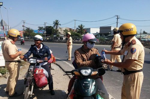 Bị CSGT 'tuýt còi', người dân về quê ăn tết bất ngờ được tặng nước suối