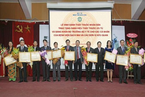 Thứ trưởng Y tế làm Chủ tịch Hội đồng xét tặng danh hiệu 'Thầy thuốc Nhân dân'