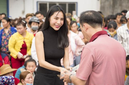Từ bài viết trên PetroTimes: Thủy Tiên - Công Vinh mang tết đến với công nhân nghèo