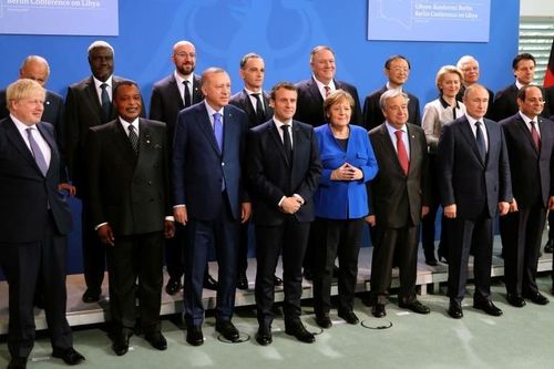 Khoảnh khắc các nguyên thủ 'để lạc' mất Putin trong buổi chụp ảnh chung