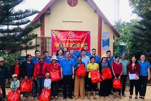 VKSND tỉnh Đắk Lắk tặng quà Tết người dân có hoàn cảnh khó khăn