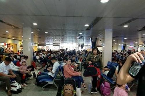Hành khách 'vật vờ' chờ lên máy bay về quê ăn Tết