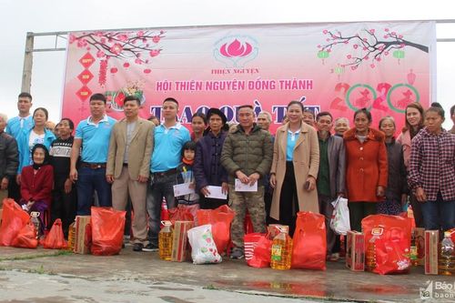 Hoạt động tặng quà Tết người nghèo ở các địa phương