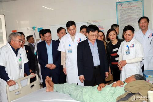 Phó Chủ tịch UBND tỉnh Bùi Đình Long thăm hỏi bệnh nhân điều trị ở các bệnh viện