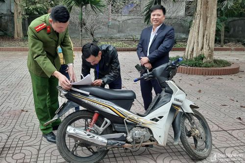Nhận lại xe máy bị mất cắp ngày cận Tết