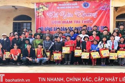Thêm nhiều phần quà Tết đến với hộ nghèo, học sinh khó khăn ở Hà Tĩnh
