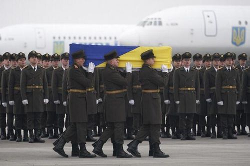 Thi thể các nạn nhân vụ rơi máy bay Ukraine được đưa về nước