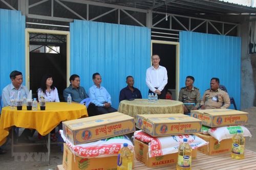 Bàn giao nhà mới cho 3 hộ gia đình gốc Việt bị hỏa hoạn ở Phnom Penh