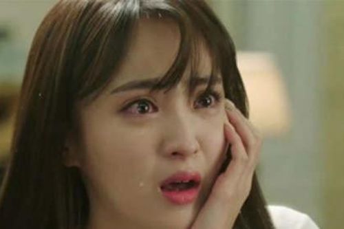Vừa tát tôi đau điếng, anh vừa chửi 'thứ đàn bà không biết đẻ, chồng đi với gái cũng phải, còn kêu ca gì?'.