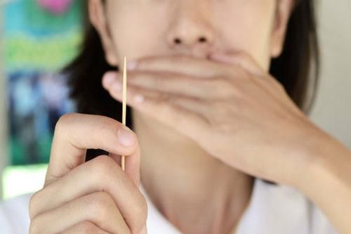 Xỉa răng sau khi ăn và những mối nguy hiểm bất ngờ