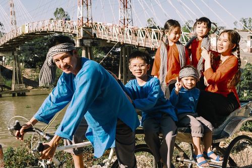 Gia đình Lý Hải cùng dàn diễn viên 'Lật mặt: 48H' đón Tết độc đáo với bộ ảnh đậm chất miền Tây sông nước