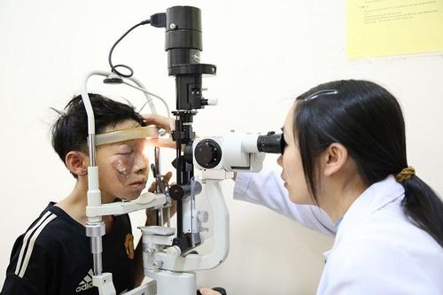 Tự chế pháo chơi Tết, một nam sinh bị bỏng nặng suýt mù mắt