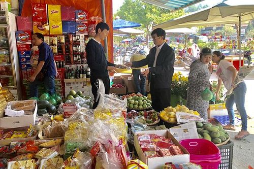 Sôi động thị trường hàng hóa phục vụ tết
