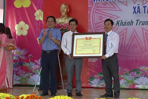 Xã Tân Khánh Trung đạt chuẩn nông thôn mới