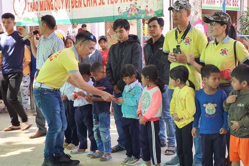 Câu lạc bộ Mô tô Khánh Hòa: Trao quà Tết cho học sinh có hoàn cảnh khó khăn