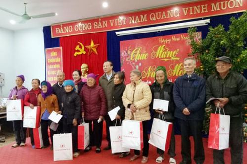 Hội Người cao tuổi tỉnh trao quà tết tại Bát Xát